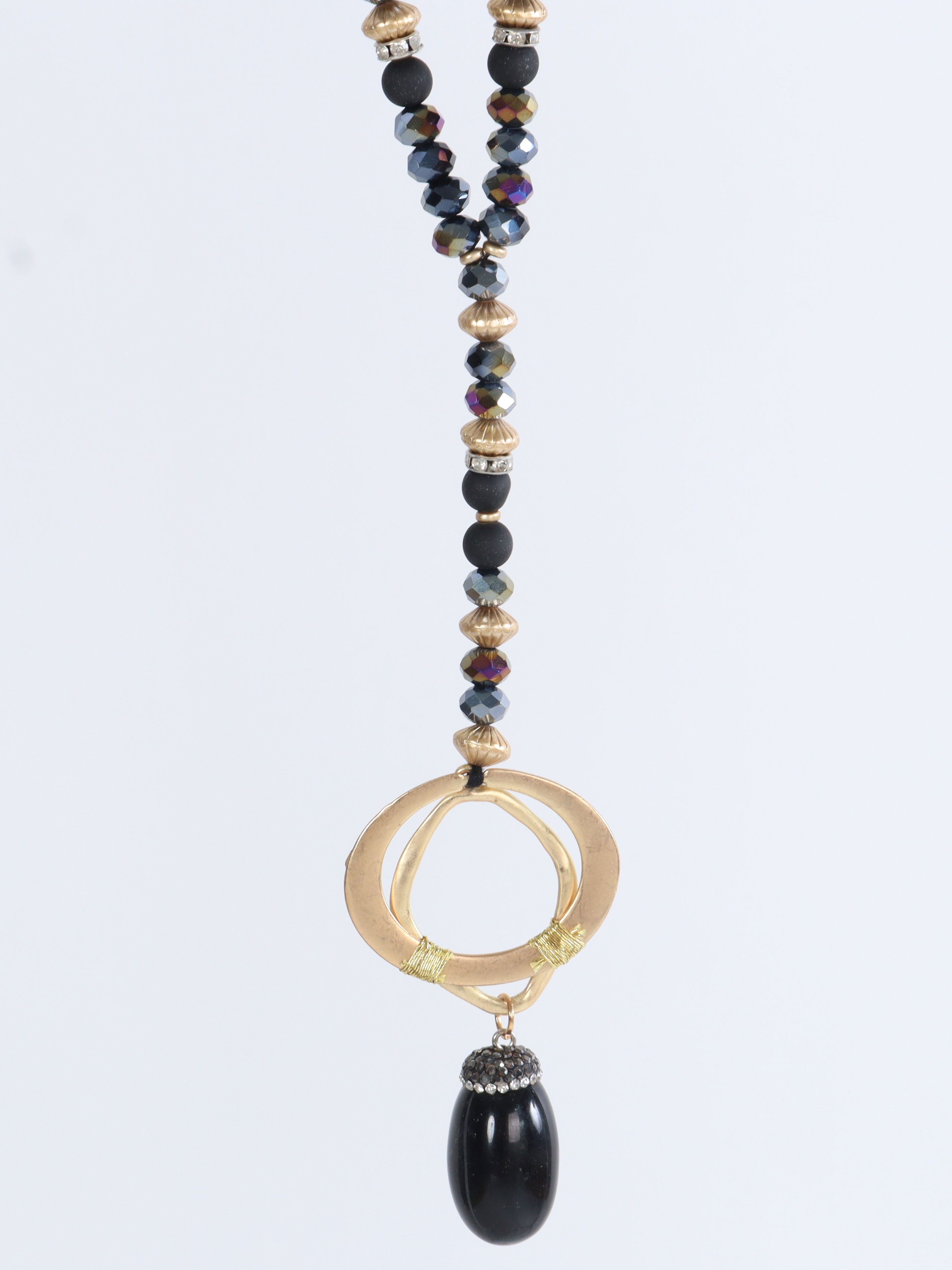 Luna - Svart och gyllene pärlhalsband med hängsmycke